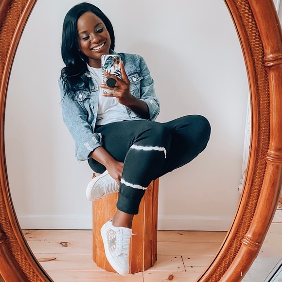 Hi, I’m Tania welcome to my closet. - Picture 3 of 5